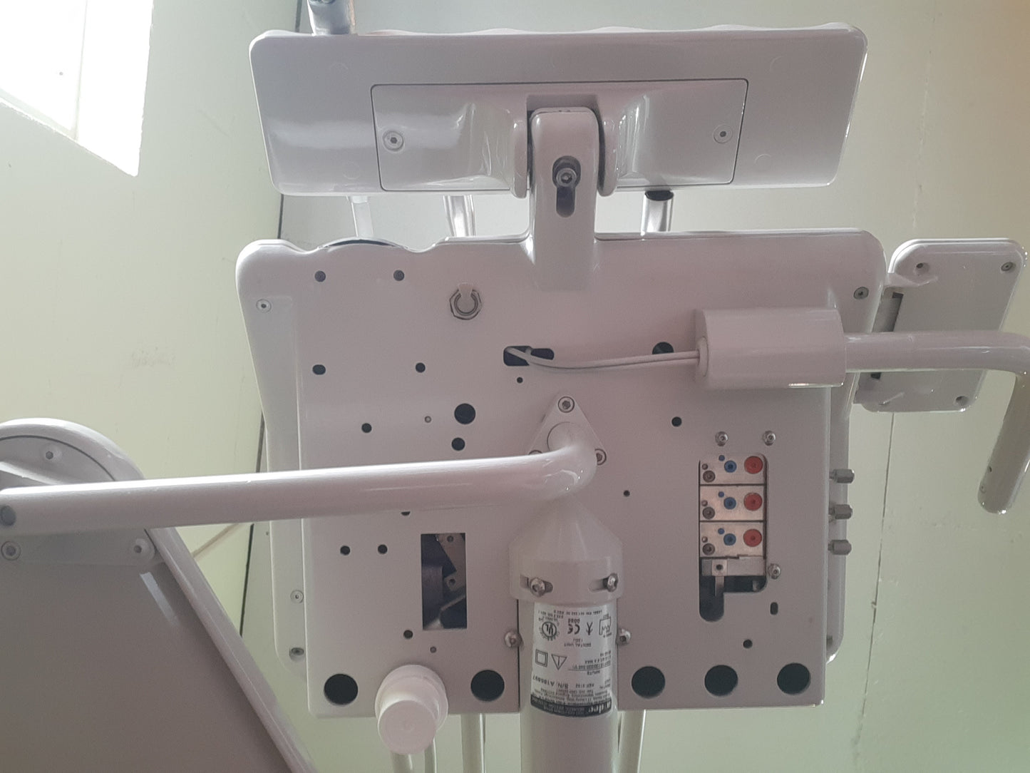 A-dec 1040 Cascade Radius Dental Chair Package – 2132 Delivery, 3-Position 6-Pin Fiber Optic, Deluxe Touch Pad, Under-Unit Tray, 4-Position Assistant Package