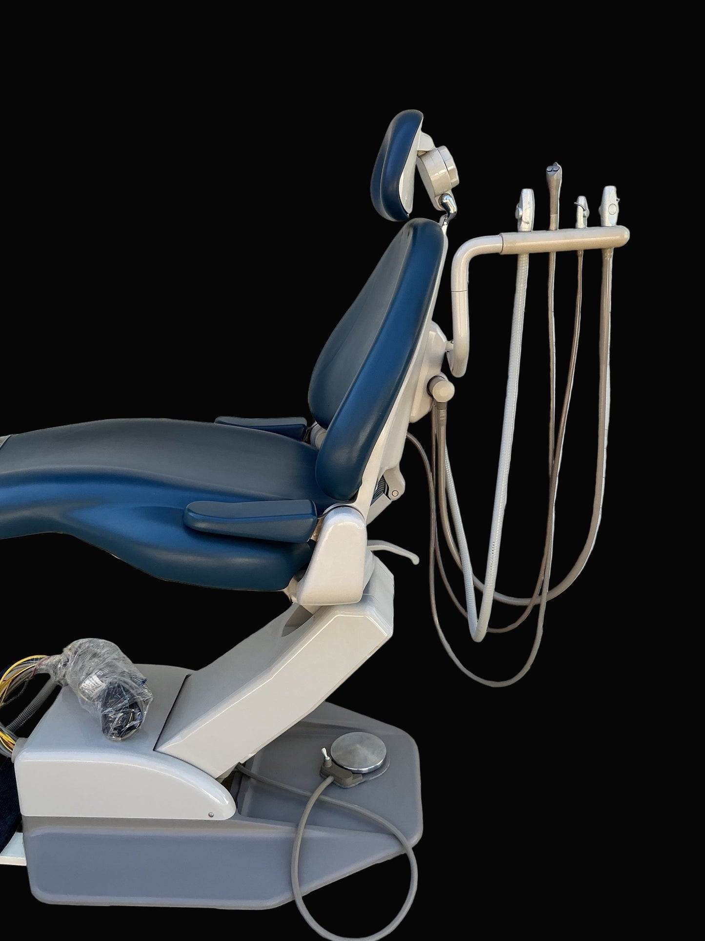 A-dec 1040 Cascade Radius Dental Chair Package – 2132 Delivery, 3-Position 6-Pin Fiber Optic, Deluxe Touch Pad, Under-Unit Tray, 4-Position Assistant Package