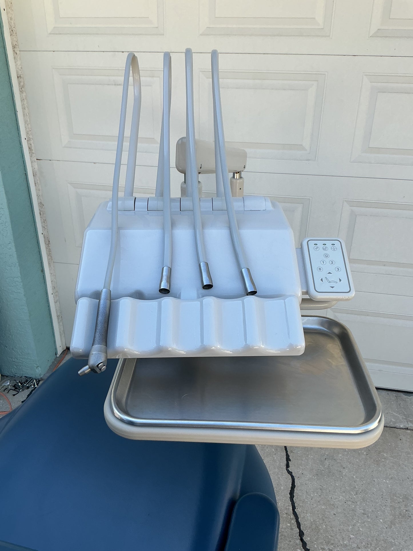 A-dec 1040 Cascade Radius Dental Chair Package – 2132 Delivery, 3-Position 6-Pin Fiber Optic, Deluxe Touch Pad, Under-Unit Tray, 4-Position Assistant Package