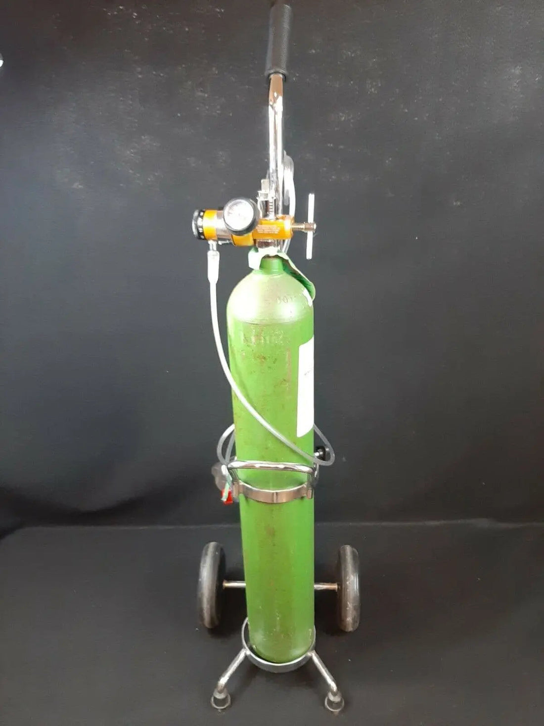 Emergency portable oxygen E cylinder cart setup, front view