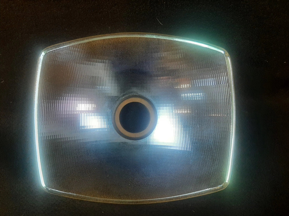 Marus light reflector for post- and ceiling-mounted dental lights, front view