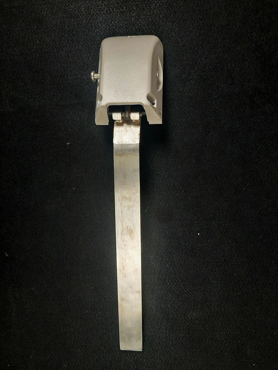 Schein Crusader articulating headrest assembly – front view