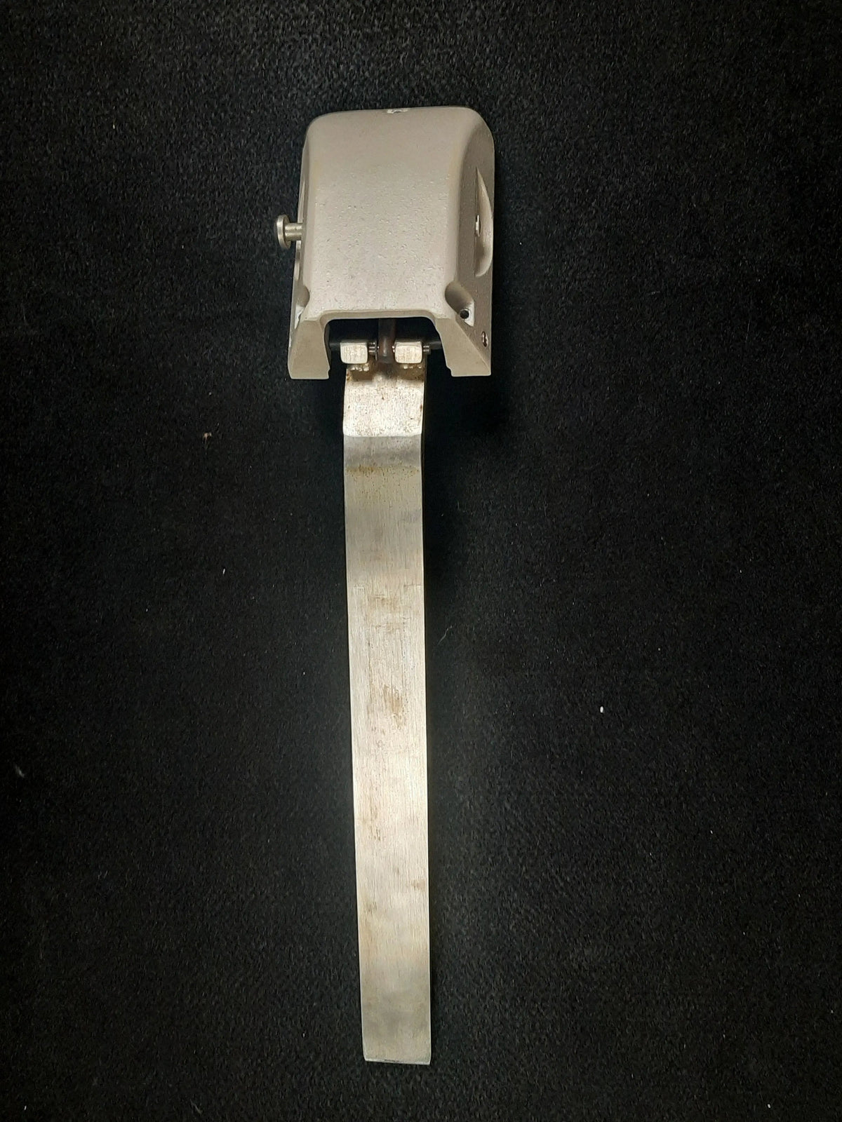 Schein Crusader articulating headrest assembly – front view